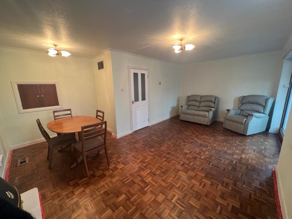 2 Manor Leaze, Egham Nevin And Wells